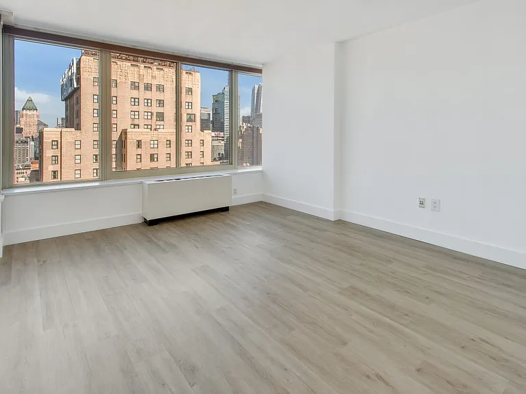 315 W 33rd St — Photo 48