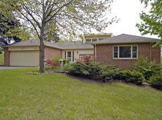 255 Lake Shore Dr, Barrington, IL 60010