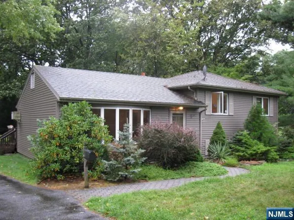 56 Riverview Dr, Harrington Park, NJ 07640
