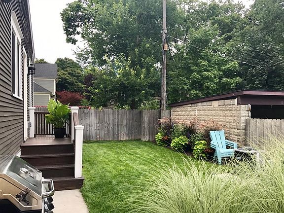 3rd image of 921 Wealthy St SE