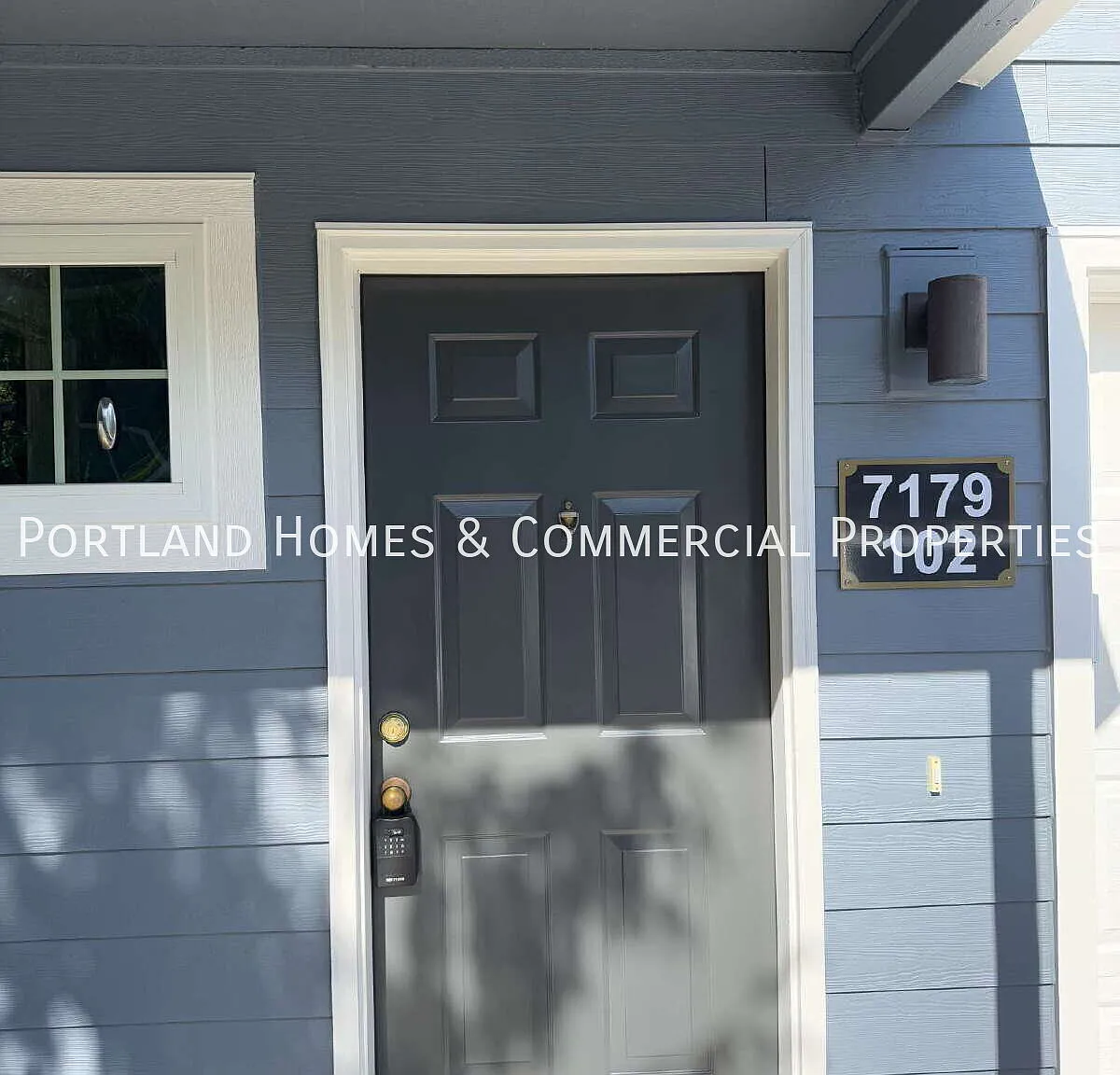 **Half Off Third Months Rent** 2 Bedroom Condominium — Photo 2
