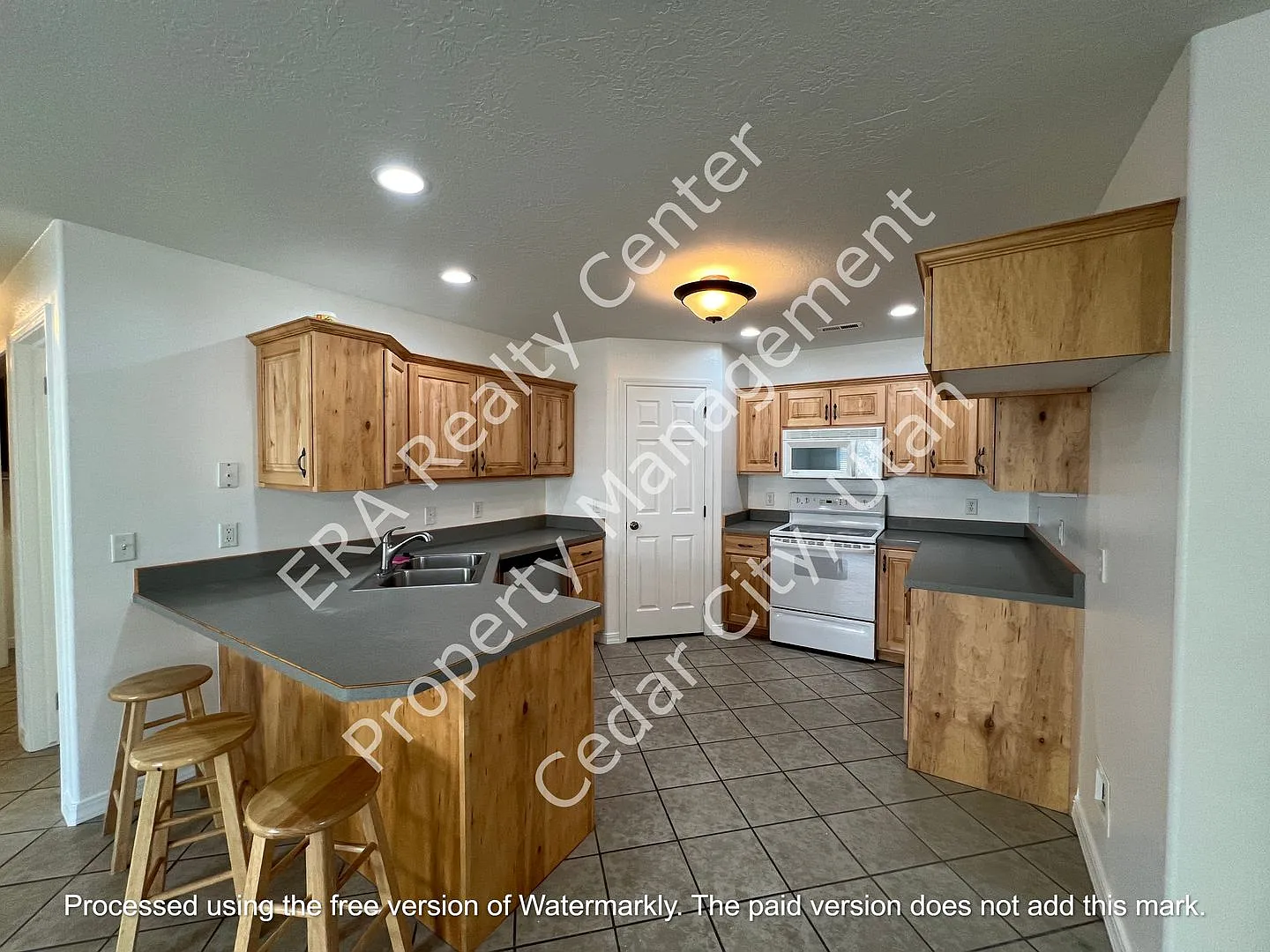 Move-In Bonus! 3 Bed - 2 Bath Twin Home — Photo 4