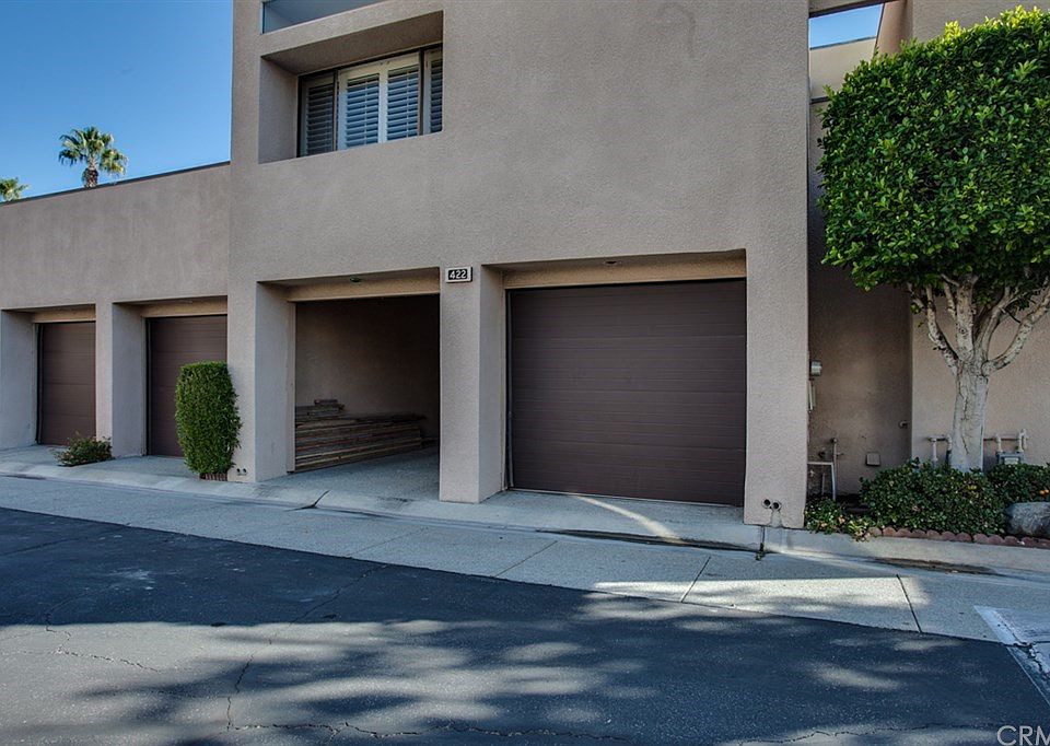 1st image of 422 E Village Sq