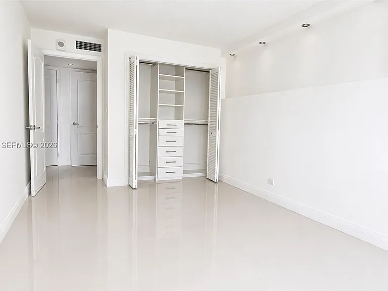 6039 Collins Ave #401 — Photo 9