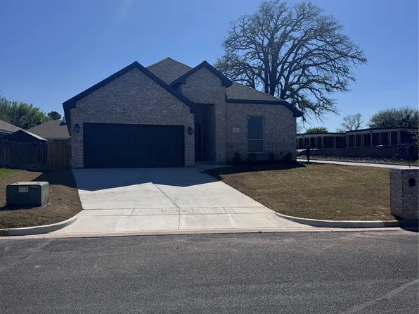 215 Sweetwater Dr, Weatherford, TX 76086