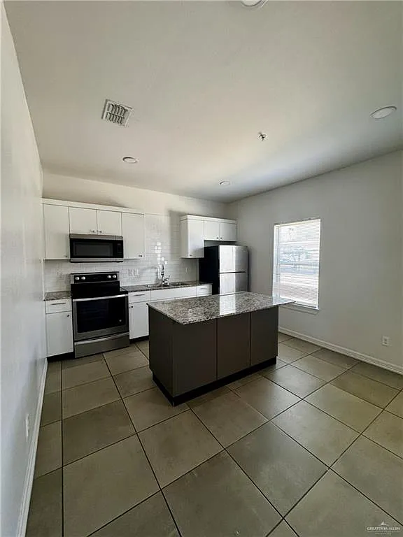 Building Photo - 901 E Redbud Ave #302