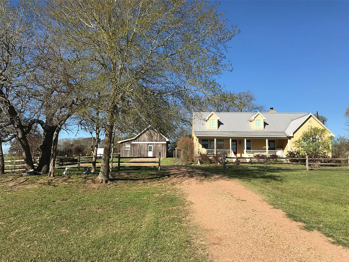 Photo 1 of 32 - 6130 Homeland Ln - Brenham, TX Primary Photo - 6130 Homeland Ln