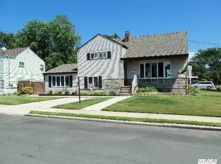 5 Earl St, North Babylon, NY 11703