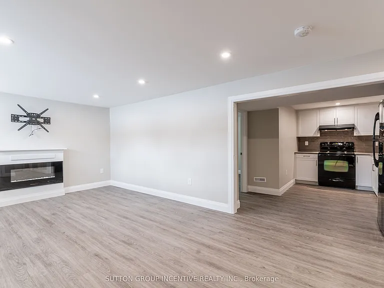 240 Wellington St E — Photo 10