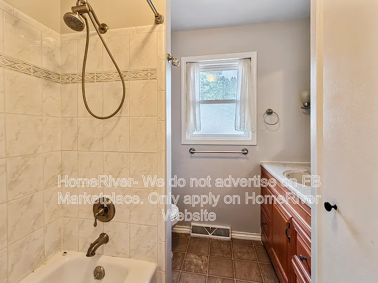 5418 N Maple St — Photo 15