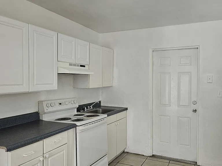 1147 32nd St S — Photo 2