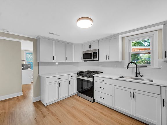 4th image of 2429 Garden St
