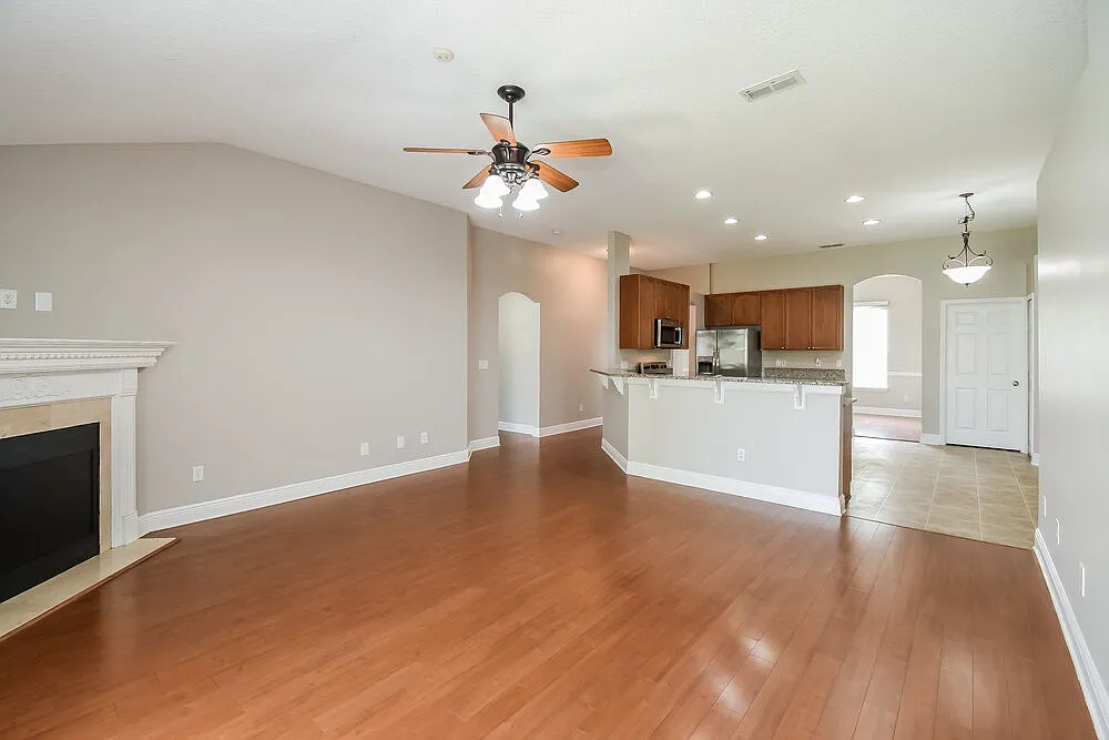 4 bed, 2.0 bath, 1995 sqft, $2,240 — Photo 4