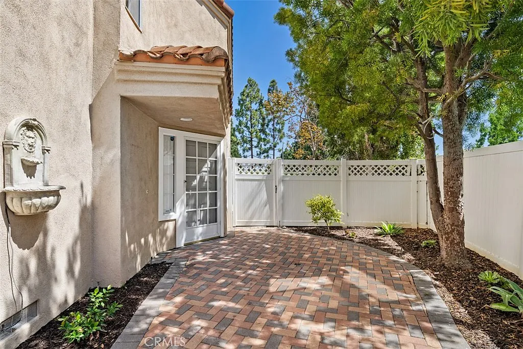 2 bed, 2.5 bath, 1133 sqft, $3,950 — Photo 2