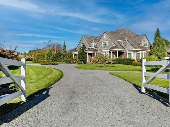 110 Farmlands Dr, Portsmouth, RI 02871