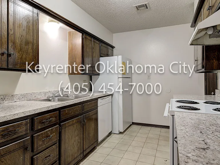 920 SW 97th St Duplex — Photo 11