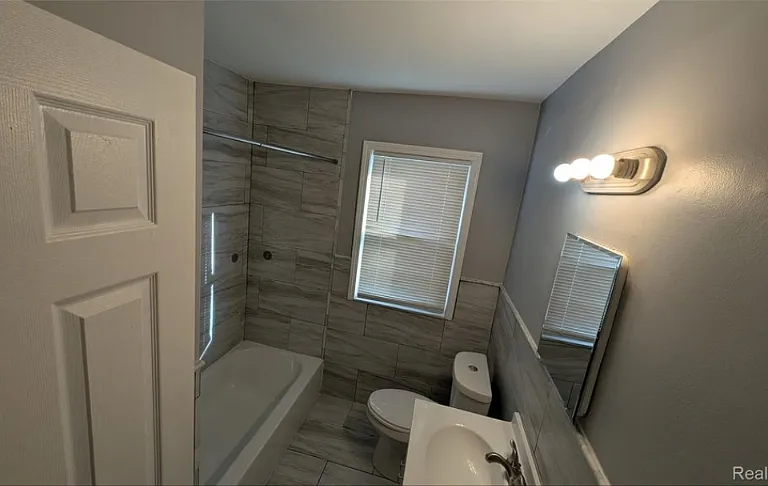 21338 Pembroke Ave — Photo 3
