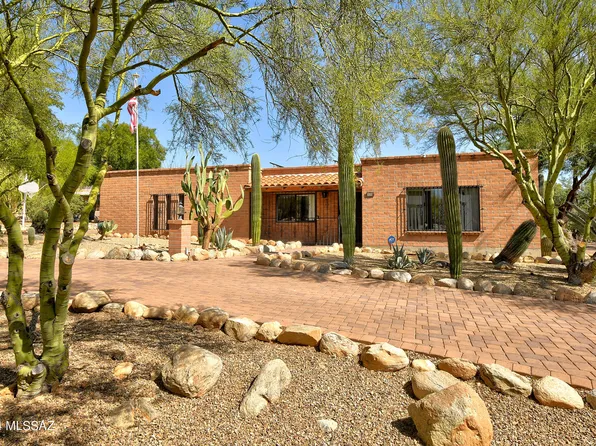 6830 N Moonglow Dr, Tucson, AZ 85718