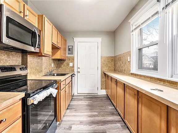 5th image of 231 E Bennett Ave