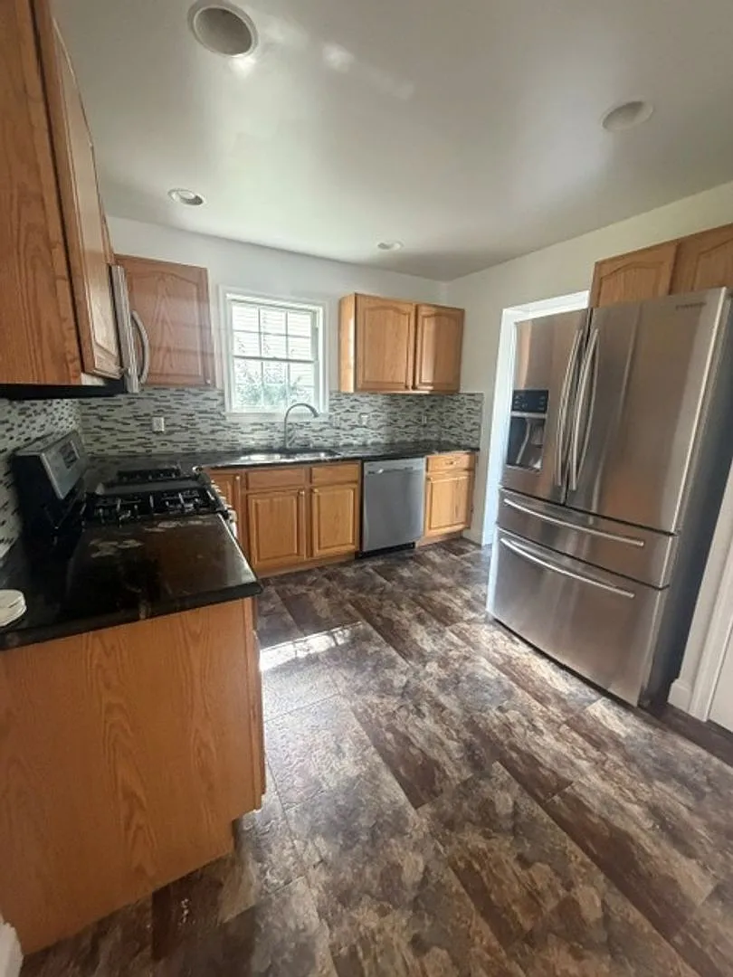 Don't Miss Out on this 4 BR 2 1/2 bath townhome for rent — Photo 3
