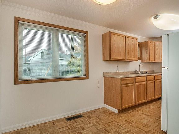 5th image of 202 Bentley Dr