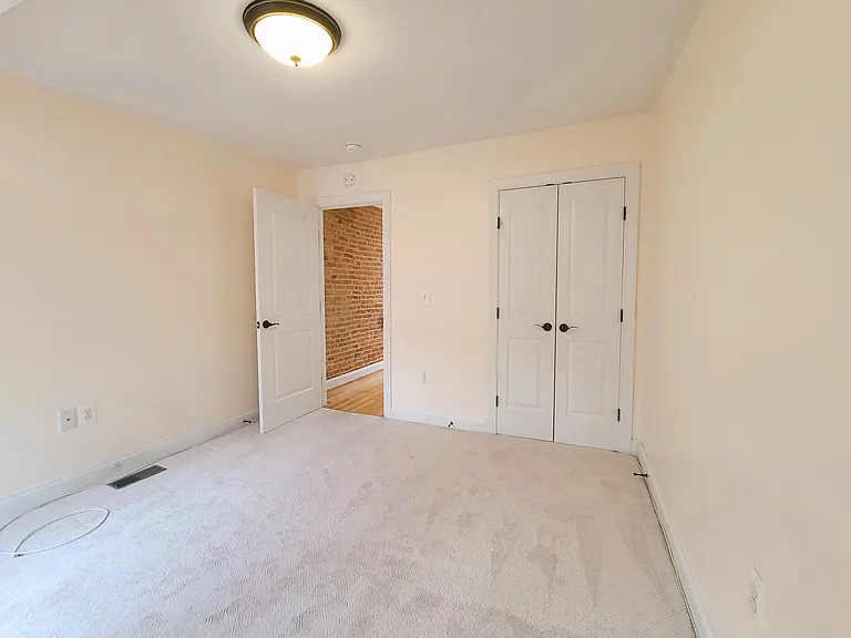 432 E Clement St — Photo 12