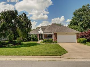 1009 W Oakhurst St, Nixa, MO 65714