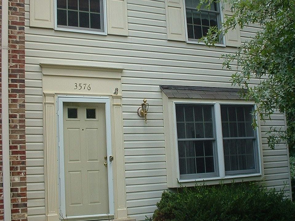 Front of 3 level end unit home