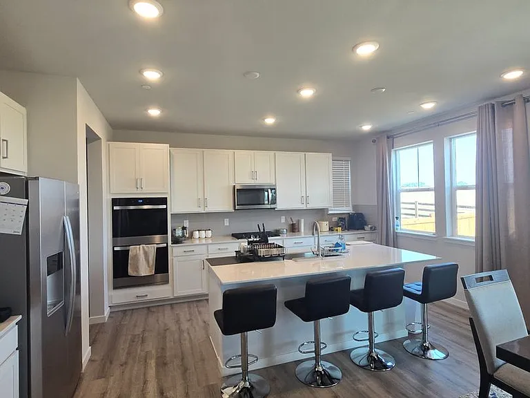 1431 Loraine Cir N — Photo 3