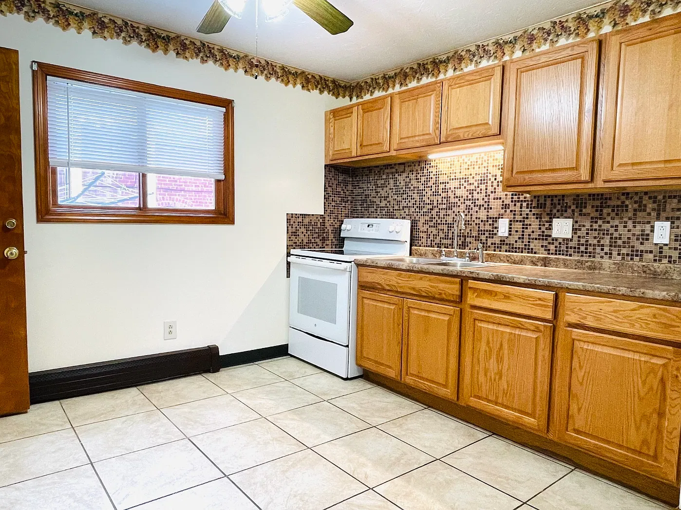 2 bed, 800 sqft, $1,800 — Photo 2