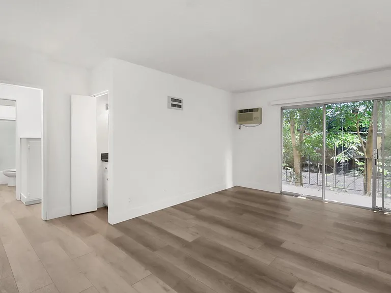 1419 S Bentley Ave #105 — Photo 12