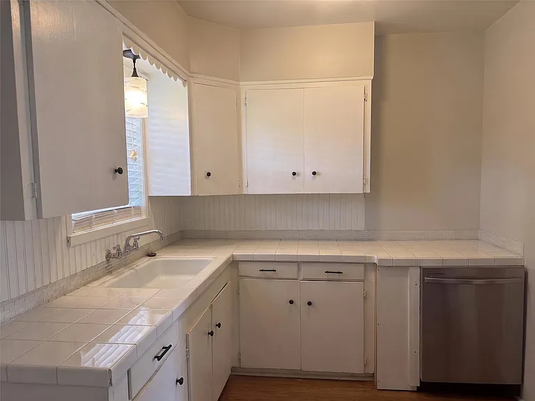 2313 Avenue L — Photo 12