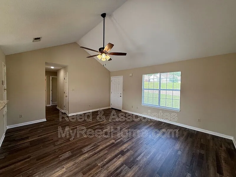 3 bed, 2.0 bath, 1195 sqft, $1,345 — Photo 4