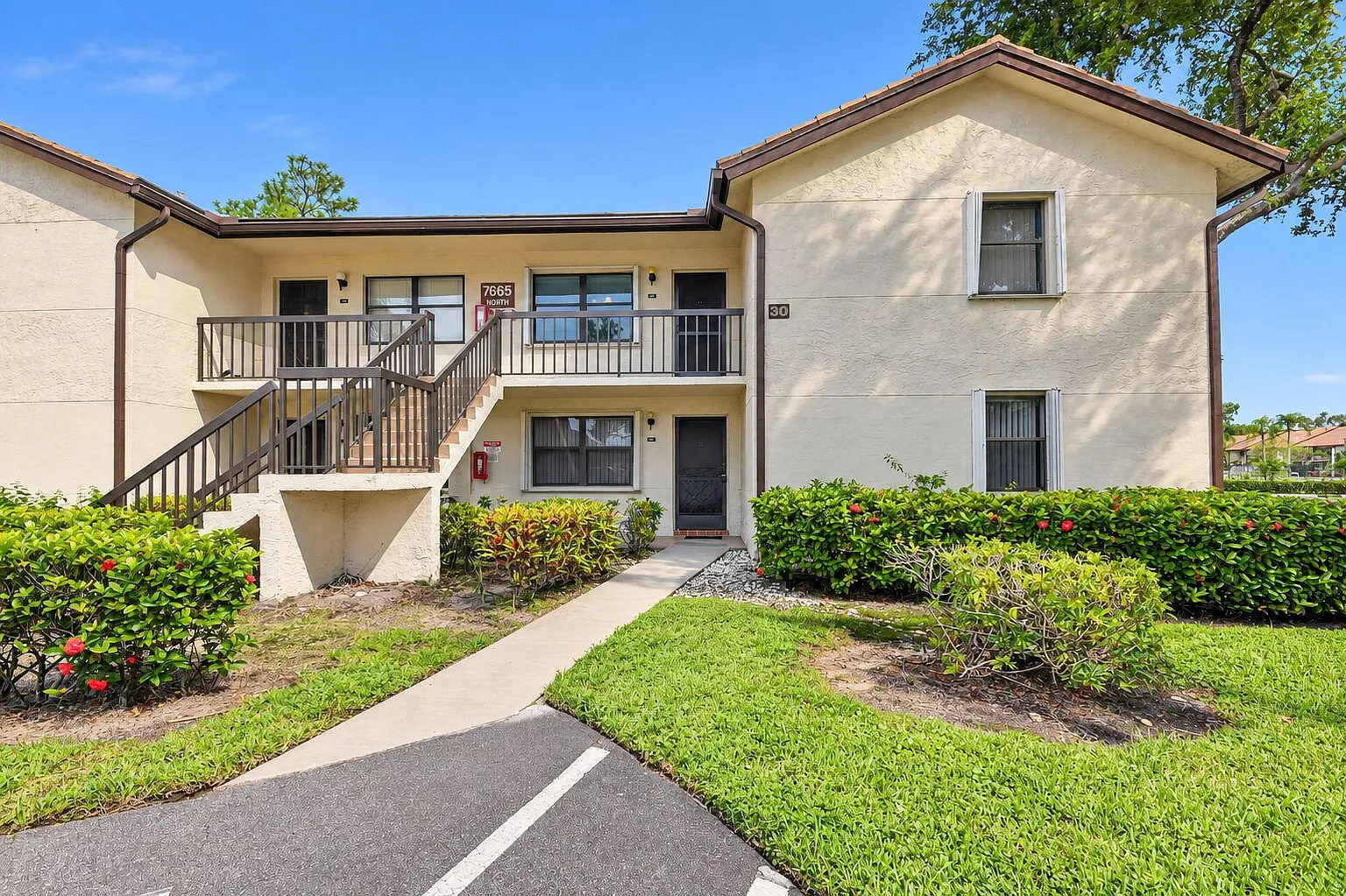2 bed, 2.0 bath, 1049 sqft, $1,900 — Photo 2