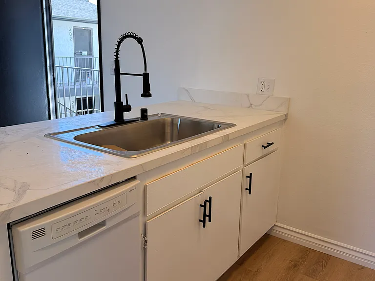 Salt & Vine Oceanside Apartments — Photo 22