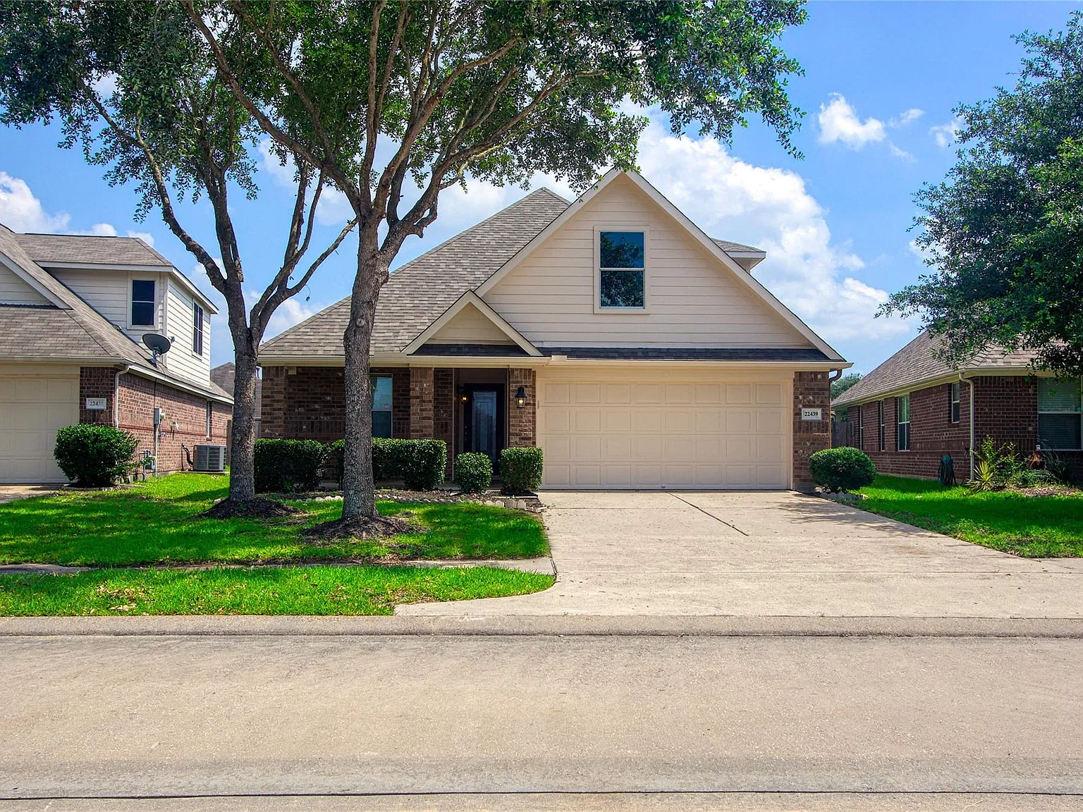 4 bed, 3.0 bath, 2044 sqft, $2,400 — Photo 1