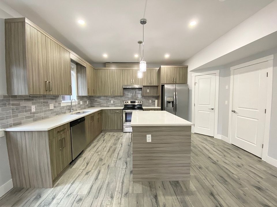 1st image of 722 Coopland Cres #2