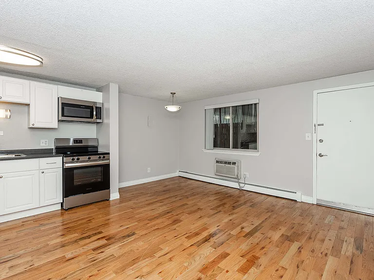 8 S Clarkson Street — Photo 16