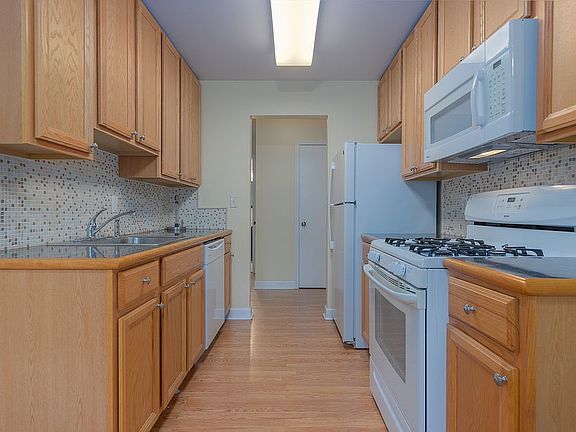 3rd image of 218 Parkside Dr
