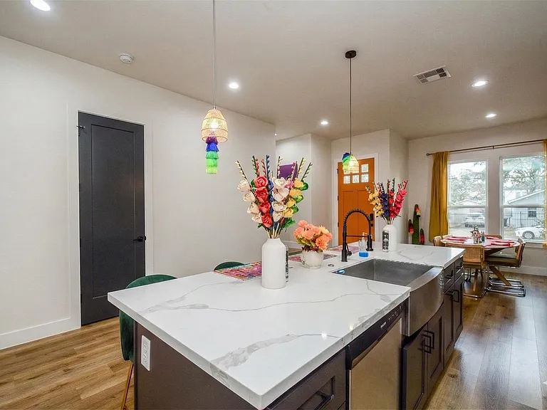 1504 Evelyn St — Photo 8