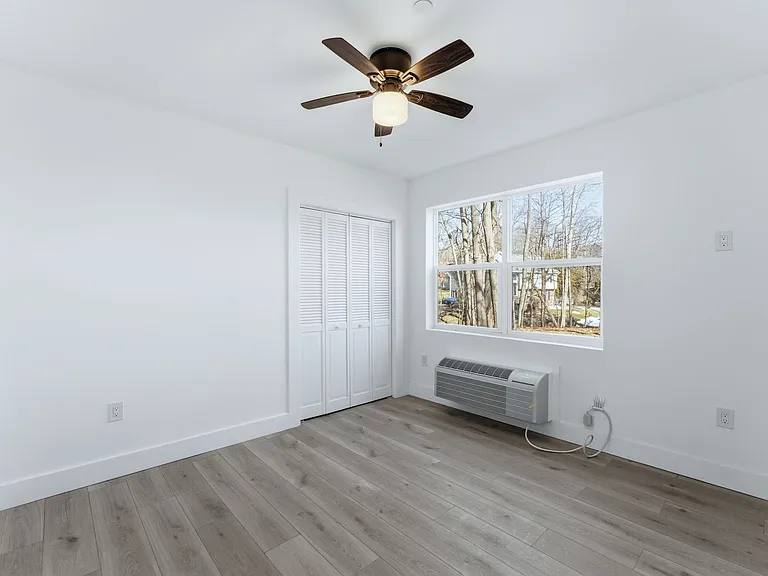 Shepherds Lane Commons — Photo 15