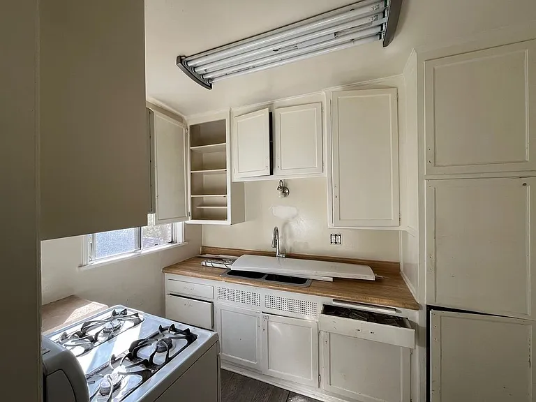 126 N Maple St #126.5 — Photo 7