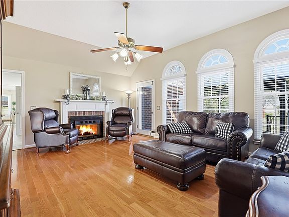 3rd image of 209 Devon Way