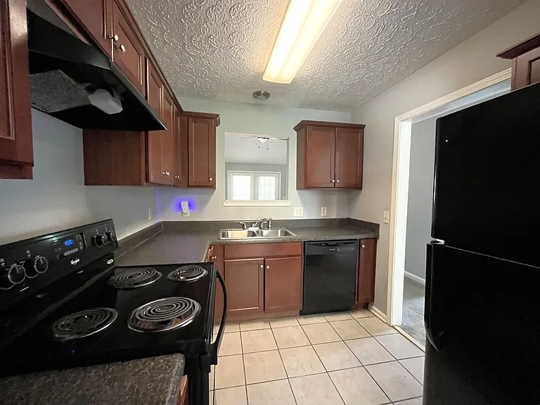 2808 Batavia St — Photo 4