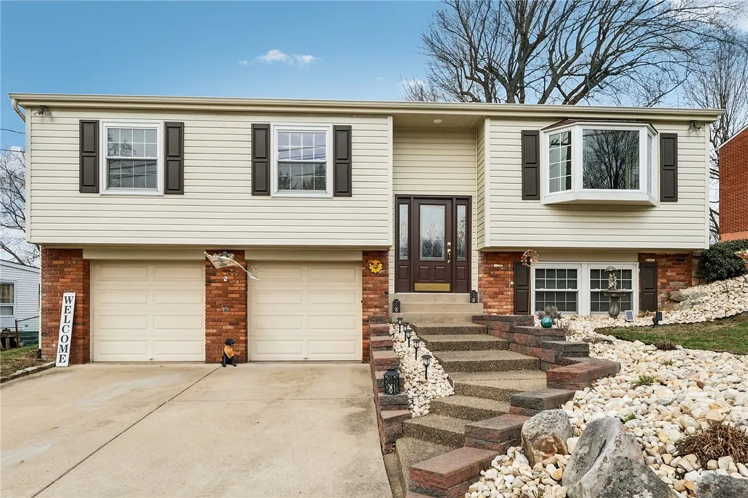 417 Manor Rd photo 1