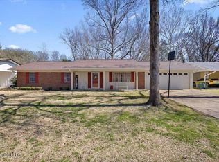 2106 Country Club Dr, Yazoo City, MS 39194