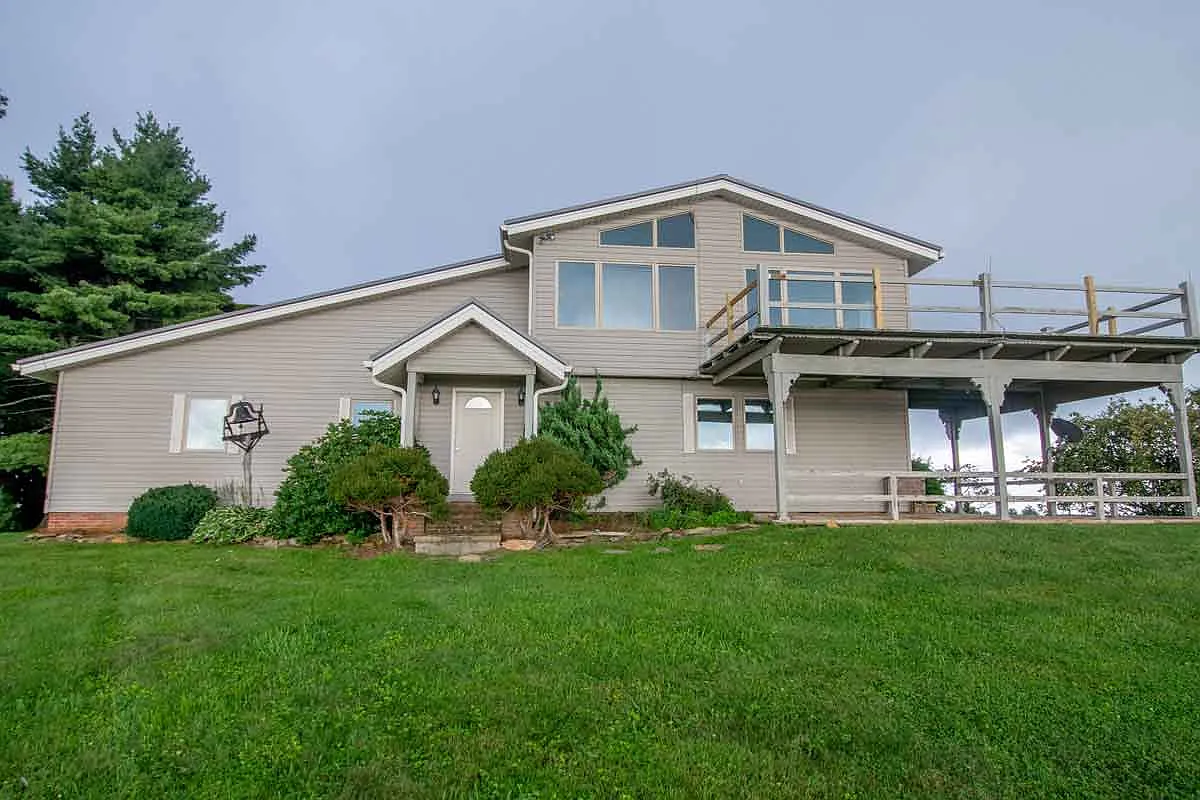 3 bed, 2.5 bath, 2348 sqft, $2,200 — Photo 1
