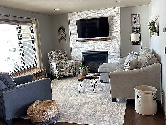 Living Room gas fireplace 