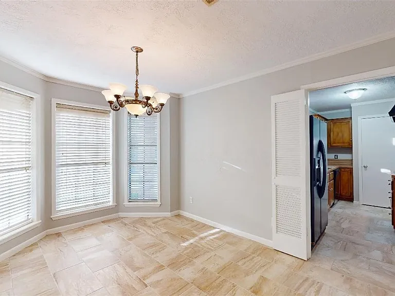 3904 Windwood Cir — Photo 10