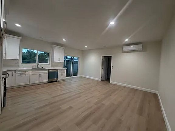 3rd image of 15445 Lassalette St